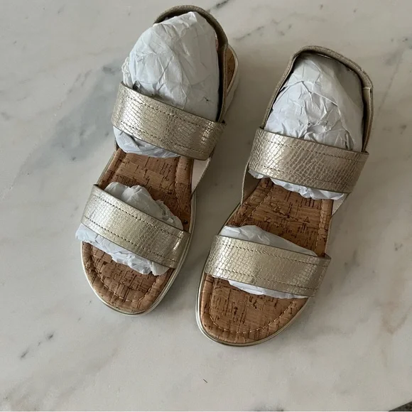 Donald Pliner Hollie Pebbled Metallic Sandal in Platino Gold NEW size 8.5 - Picture 2 of 6